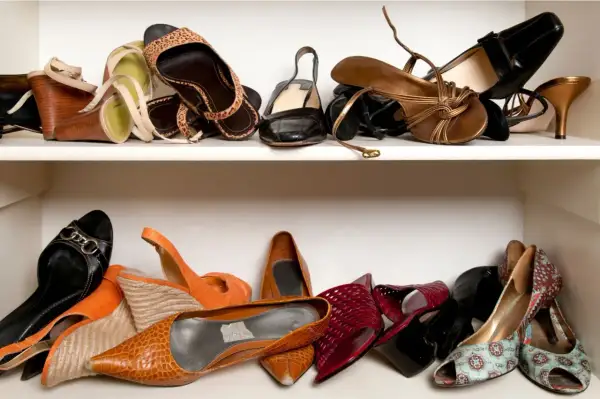 Elegancki organizer na buty, pełen różnorodnych damskich szpilek i sandałów. Od panterkowych po metaliczne, każdy znajdzie coś dla siebie.
