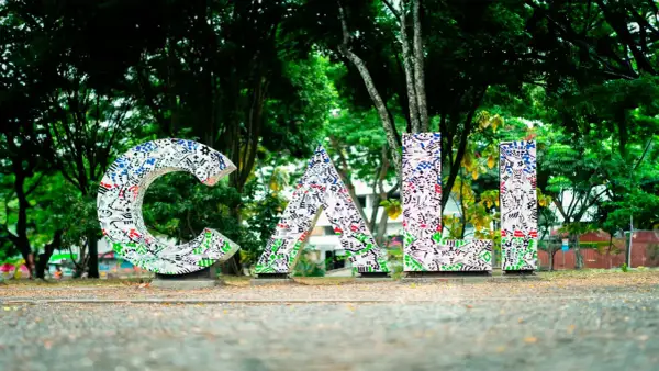 Letras gigantes con arte urbano en Cali, perfectas para inspirarte sobre qué hacer en Cali y tomarte una foto.