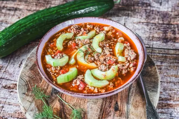 Herzhafte Schmorgurken mit Hackfleisch in einer würzigen Tomatensauce, garniert mit Dill. Ein rustikales Gericht.