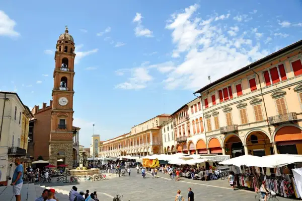 Piazza Saffi a Faenza, cosa vedere: la torre dell'orologio, portici eleganti e un vivace mercato.