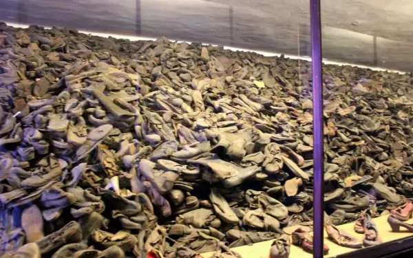 Enorm hög med skor som samlats i Auschwitz. Dessa skor tillhörde offren för gaskammare.