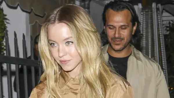 Sydney Sweeney y su pareja, Jonathan Davino, pasean juntos.