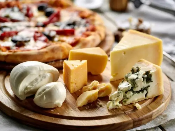Jakie sery do pizzy 4 sery - najlepsze połączenia smakowe, które zaskoczą