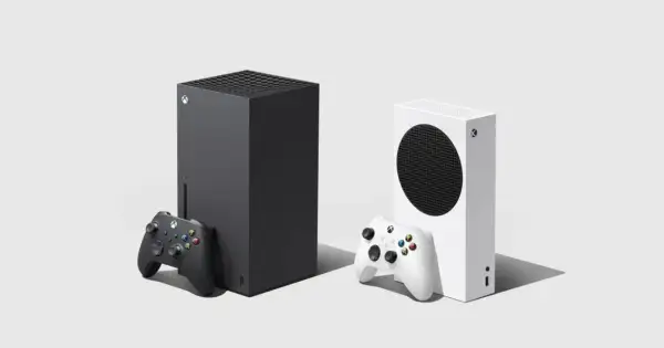 Dwie konsole Xbox next gen: czarna Xbox Series X i biała Xbox Series S, z czarnym i białym kontrolerem.