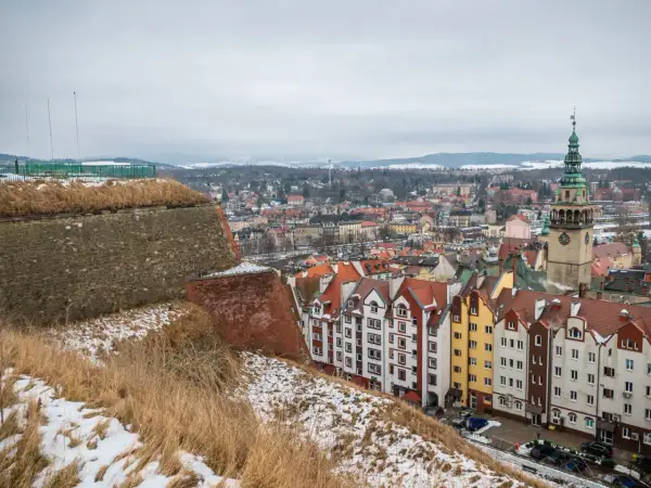 Widok na miasto z murami obronnymi i kolorowymi kamienicami. Idealne miejsce na ferie zimowe 2026 dolnośląskie.