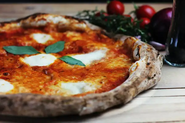 En härlig pizza på grillen med smält mozzarella och färsk basilika. Perfekt för en sommarkväll.