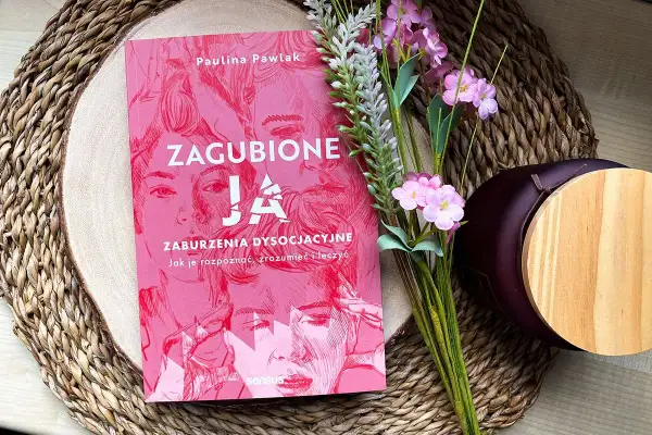 Książka "ZAGUBIONE JA. Zaburzenia dysocjacyjne" Pauliny Pawlak, która pomaga zrozumieć i leczyć ten stan.