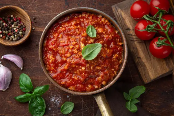 Sos do spaghetti z mięsem mielonym, pomidory, czosnek i bazylia. Zastanawiasz się, ile kalorii ma sos do spaghetti z mięsem mielonym?