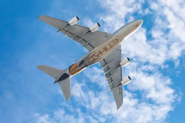 Ein Airbus A380 von Etihad Airways fliegt unter blauem Himmel mit Wolken. Diese Fluggesellschaft gehört zu den 60 sichersten Fluggesellschaften der Welt.