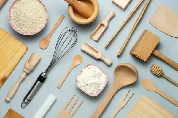 Drewniane akcesoria kuchenne – połączenie funkcjonalności, trwałości i naturalnego stylu