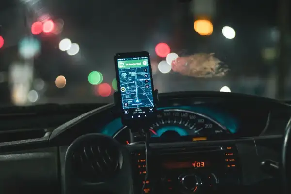 Aplikacje mobilne dla kierowców w 2026 roku: które są naprawdę bezpieczne i certyfikowane