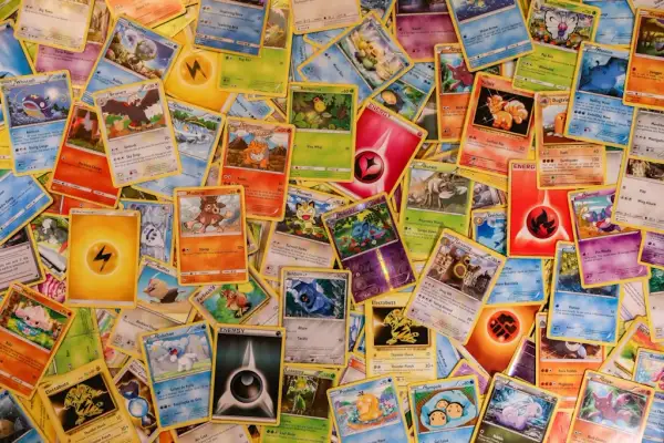 Pomysł na prezent dla dziecka fana Pokémonów – kartki, życzenia i drobne upominki, które można dopełnić kolekcjonerskimi kartami Pokémon