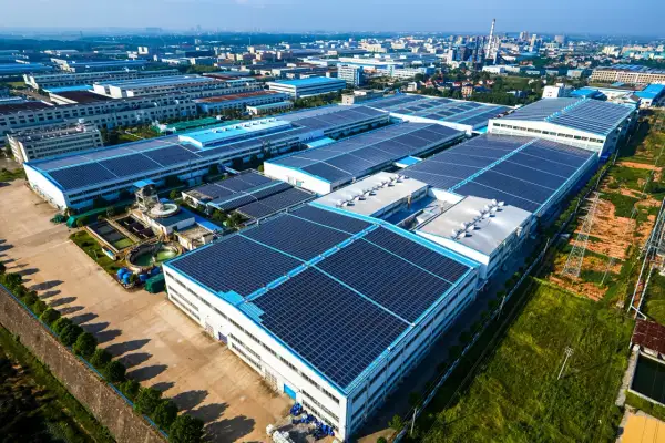 Fotowoltaika dla firm – jak obniżyć koszty energii i zwiększyć niezależność energetyczną przedsiębiorstwa?