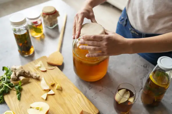Kombucha domowa: fermentowany napój idealny na spokojny wieczór
