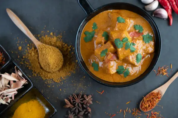 Od curry po gry online — jak egzotyka buduje ciekawość użytkowników