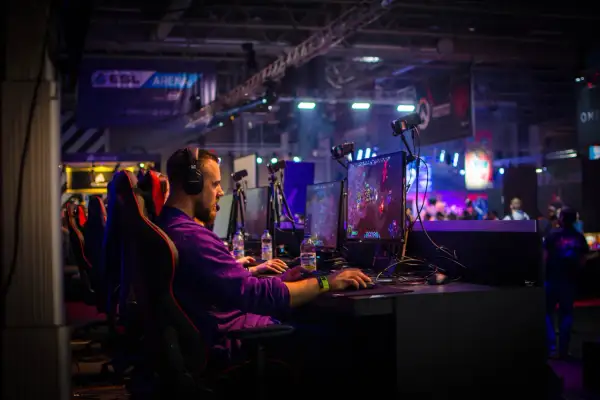Ewolucja monetyzacji e-sportu: od lokalnych imprez LAN do globalnych imperiów