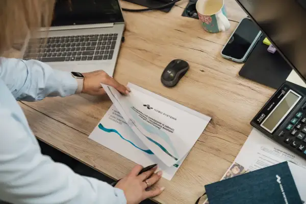 Doradztwo energetyczne przed inwestycją — kiedy projekt poprawia zyski, a kiedy tylko zamraża kapitał?