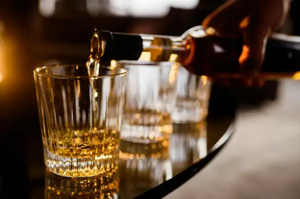 Bourbon i whisky – podobieństwa, różnice i najważniejsze style