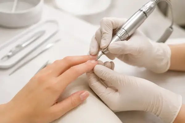 Perfekcyjne opracowanie skórek frezarką - klucz do estetycznego i trwałego manicure