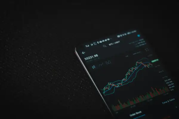 Łańcuch Bloków w Akcji: Nieoczywiste Zastosowania Blockchain Poza Kryptowalutami