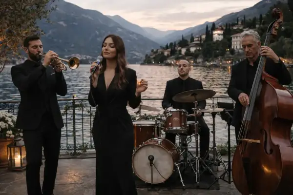 Band jazz con cantante, trombettista, batterista e contrabbassista suona musica swing per un matrimonio con vista lago.