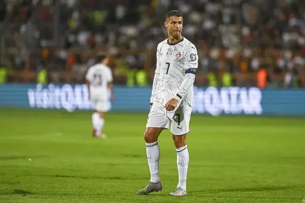 Cristiano Ronaldo w białej koszulce z numerem 7 na boisku piłkarskim.