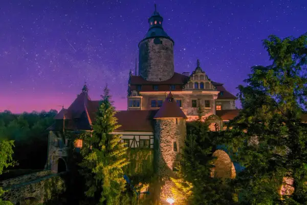 Zamek nocą, pod rozgwieżdżonym niebem, zaprasza na magiczną noc muzeów.
