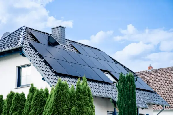 Paneles solares en tejado de casa, un detalle clave para el coste de instalación fotovoltaica.