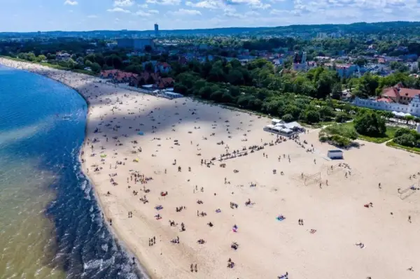 Gdzie nad morze pociągiem z Warszawy? Sprawdź najlepsze połączenia