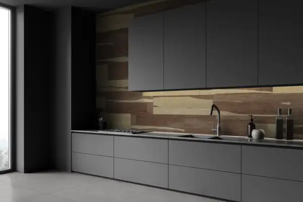 Cocina moderna con azulejos de madera en tonos tierra, reflejando las últimas tendencias en azulejos para cocinas.