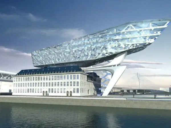 Nowoczesny budynek portowy w Antwerpii, stolicy diamentów, z fasadą przypominającą kryształy.