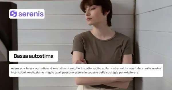 Ragazza con sguardo pensieroso, affronta problemi di autostima. Il testo parla di come la bassa autostima influenzi salute mentale e relazioni.