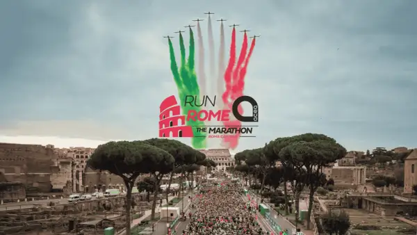 La Maratona di Roma, un evento imperdibile per chi ama correre a Roma, con aerei che disegnano il tricolore nel cielo.