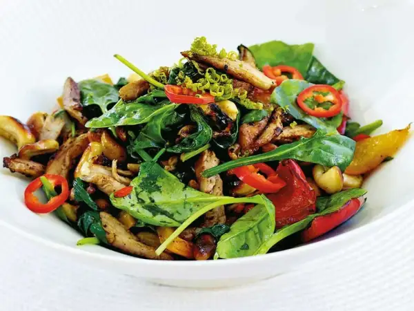En läcker kyckling cashew-sallad med spenat, paprika och chili.