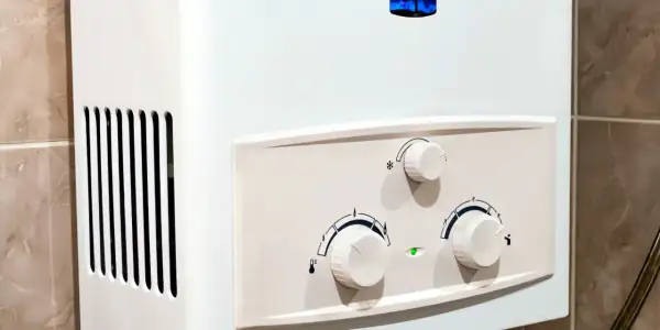 Ein weißer Durchlauferhitzer mit Reglern und Lüftungsschlitzen, bereit zum Entkalken.