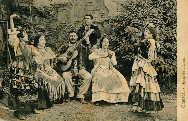 Grupo de gitanos en Granada, con guitarras y bailaoras. La zambra, significado de fiesta flamenca, se vive en esta escena.