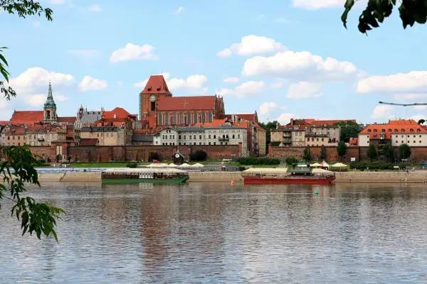 Widok na zabytkowe Stare Miasto Toruń z Wisłą i statkami wycieczkowymi. Tak wygląda Toruń.