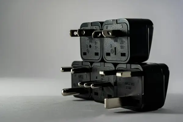 Stos wtyczek elektrycznych, symbolizujący problem z brakiem jednej fazy w domu.