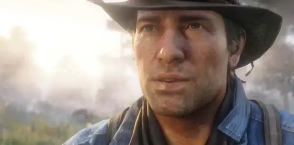 Arthur Morgan w kapeluszu i dżinsowej koszuli, zamyślony, na tle mglistego krajobrazu.