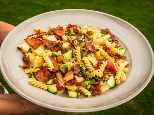 En härlig pastasallad med knaprigt bacon, krispig gurka och soltorkade tomater. Perfekt för en sommarlunch!