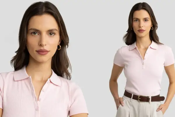 Kobieta w różowej koszulce polo, z brązowym paskiem i beżowymi spodniami. Dowiedz się, jak nosić koszulka polo damska, by wyglądać stylowo.