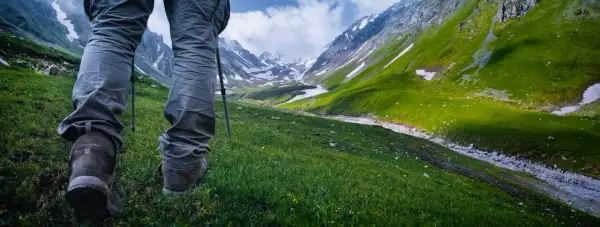 Wybierasz się w góry? Sprawdź, co zabrać: wygodne buty, kijki trekkingowe i odpowiednią odzież. Piękne widoki czekają!