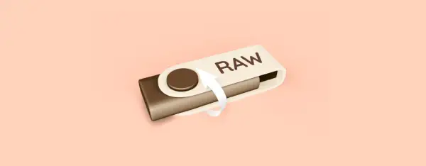 Unidad USB con la palabra "RAW" y una flecha circular, indicando la acción de formatear usb raw.