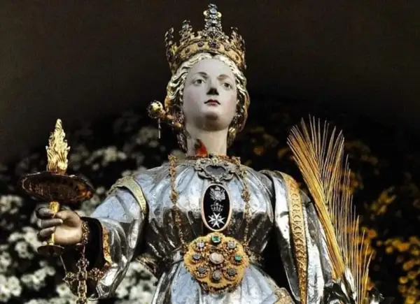 Święta Łucja, patronka niewidomych, trzyma płonącą lampę. Jej imię oznacza "światło", co oznacza imię Łucja.