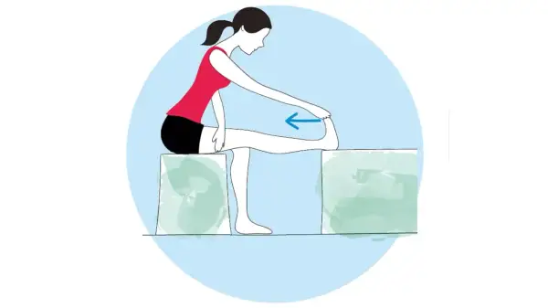 Donna esegue stretching per la fascite plantare. Esercizi per alleviare il dolore al tallone.