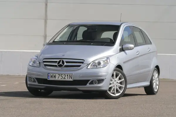Srebrny Mercedes B klasa, gotowy na wymianę żarówki mijania.