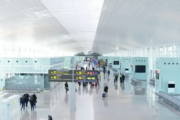 Lot do Hiszpanii? Ten nowoczesny terminal lotniska z tablicami kierunkowymi i podróżnymi z walizkami jest idealnym miejscem na rozpoczęcie podróży.