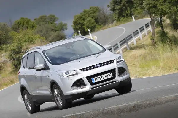 Ford Kuga 2.0 TDCI 140cv en carretera sin problemas aparentes, circulando por una curva.