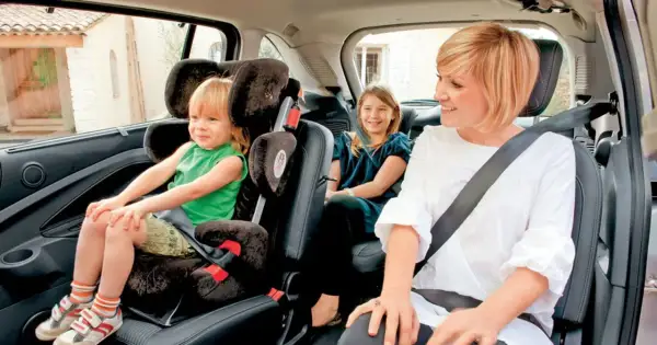 Mama z dwójką dzieci w samochodzie. Jak przewozić 3 dzieci w samochodzie? Bezpieczeństwo przede wszystkim!