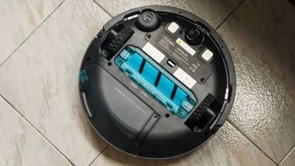 Vista inferior del robot aspirador Conga 7090 AI, mostrando su cepillo central azul y detalles de su tecnología.